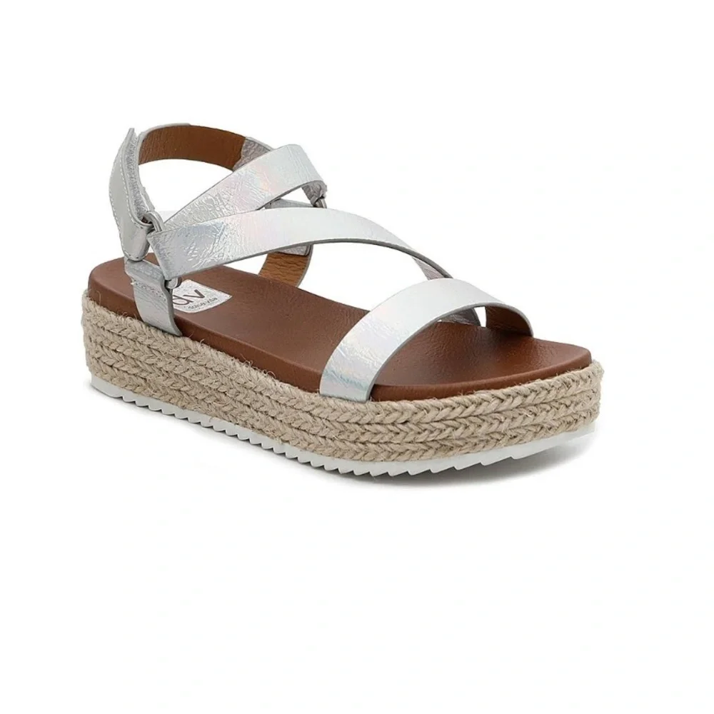 DV by Dolce Vita Umbria Sandal, Big Girl's Size 5 Silver